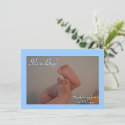 Het is een jongen Wiggly Toes Birth Announcement K Kaart (Staand voorkant)