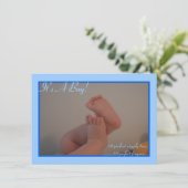 Het is een Jongen Wiggly Toes Foto Geboorteaankond Kaart (Staand voorkant)