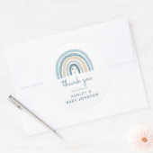 Het is een jongens boho regenboog babyshower bedan ronde sticker (Envelop)