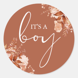 Het is een jongens herfst baby shower favor ronde sticker