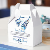 Het is een jongensblauw baby sportschoen pet baby  bedankdoosjes