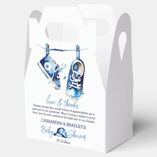 Het is een jongensblauw baby sportschoen pet baby  bedankdoosjes (Geopend)