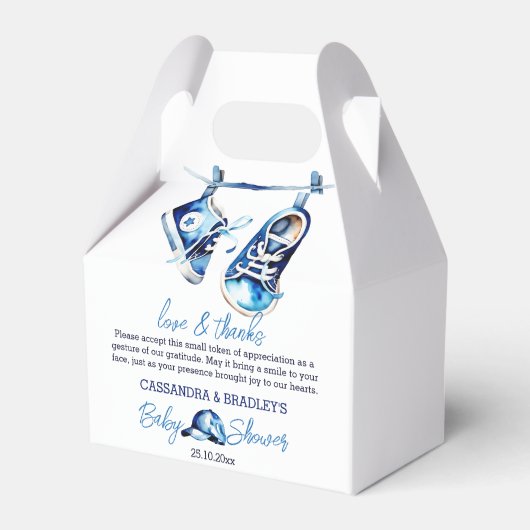 Het is een jongensblauw baby sportschoen pet baby  bedankdoosjes (Voorkant Zijde)