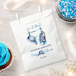 Het is een jongensblauw baby sportschoen pet baby  bedankzakje