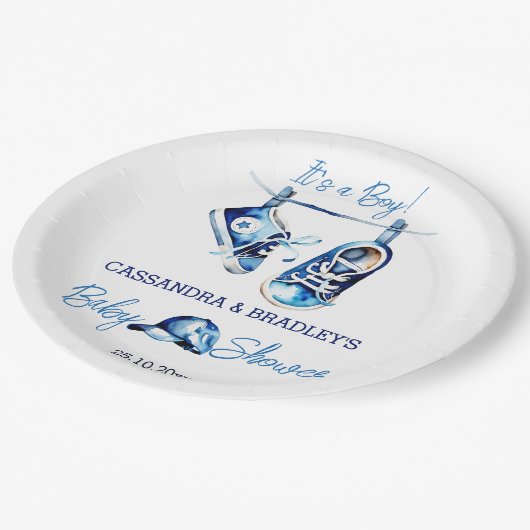 Het is een jongensblauw baby sportschoen pet baby  papieren bordje (Gekanteld)