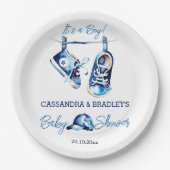 Het is een jongensblauw baby sportschoen pet baby  papieren bordje (Voorkant)