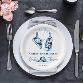 Het is een jongensblauw baby sportschoen pet baby  papieren bordje