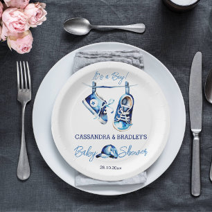 Het is een jongensblauw baby sportschoen pet baby  papieren bordje