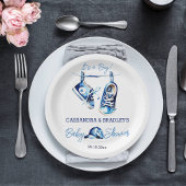 Het is een jongensblauw baby sportschoen pet baby  papieren bordje