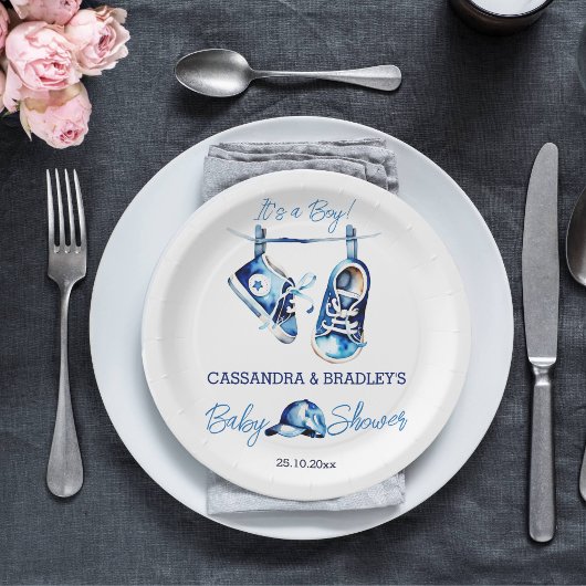 Het is een jongensblauw baby sportschoen pet baby  papieren bordje