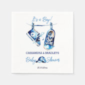 Het is een jongensblauw baby sportschoen pet baby  servet (Voorkant)