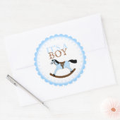 Het is een jongensblauw schommelpaard ronde sticker (Envelop)