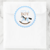 Het is een jongensblauw schommelpaard ronde sticker (Tas)