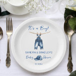 Het is een jongensblauwe jeans baby shower sjabloo papieren bordje<br><div class="desc">Het is een jongensblauwe jeans baby shower sjabloon papier borden gepersonaliseerd baby shower servies,  schattige baby denim jeans hangend aan een lijn blauw jeans pet eenvoudige minimalistische baby shower gepersonaliseerde borden</div>