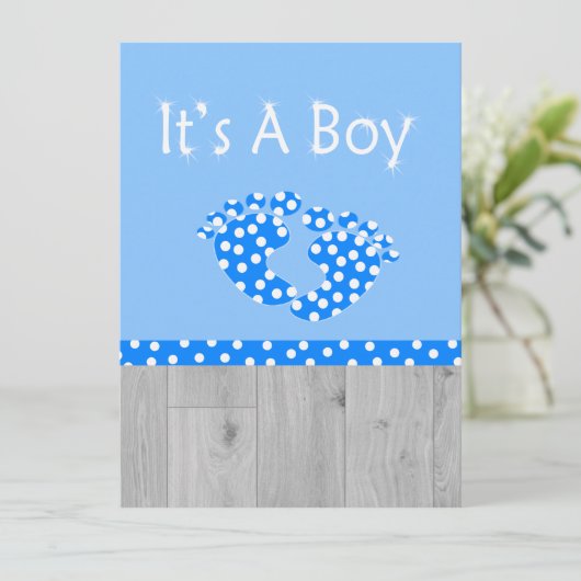 Het is een kleine baby aankondiging. aankondiging (Staand voorkant)