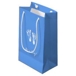 Het is een kleine jongen die een blauwe baby heeft klein cadeauzakje