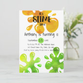 Het is een kleine uitnodiging voor een wedstrijd (Staand voorkant)