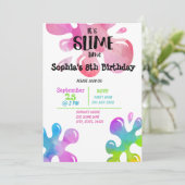 Het is een kleine uitnodiging voor een wedstrijd (Staand voorkant)