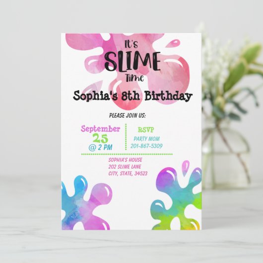 Het is een kleine uitnodiging voor een wedstrijd (Staand voorkant)