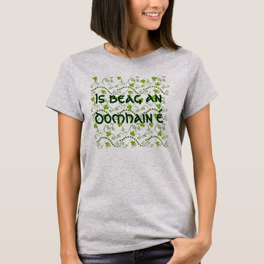 Het is een kleine wereld geschreven in het Gaelic T-shirt (Voorkant)
