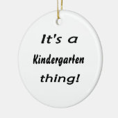 Het is een kleuterschool. keramisch ornament (Links)
