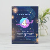 Het is een kosmische viering van de vierde verjaar kaart (Staand voorkant)