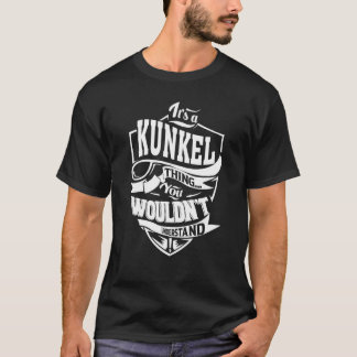Het is een KUNKEL ding T-shirt