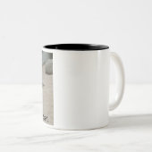 Het is een lange dag. Linkerhand Tweekleurige Koffiemok (Voorkant rechts)