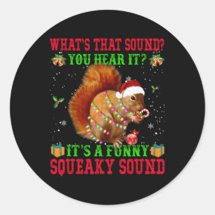 Het is een leuk piepend kerst-eekhoorntje ronde sticker