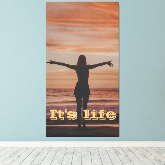 Het is een leven vrij meisje canvas afdruk (Insitu (Houten vloer))