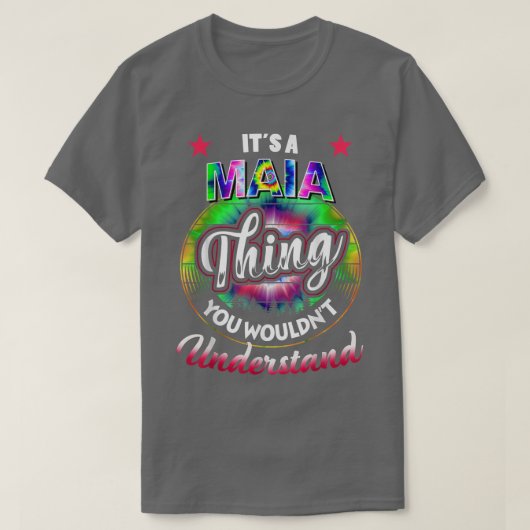 Het is een MAIA Die Dye MAIA naam T-shirt (Design voorkant)