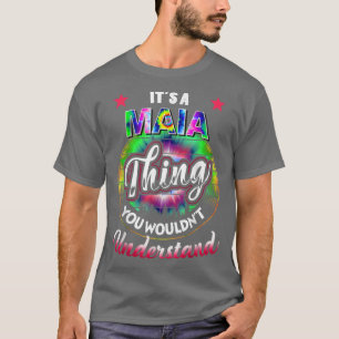 Het is een MAIA Die Dye MAIA naam T-shirt