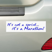 Het is een marathon - blauw bumpersticker (Op auto)