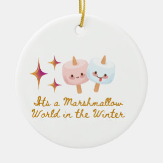 Het is een marshmallow-wereld in de winter op een keramisch ornament