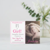 Het is een meisje! Aankondiging van warme roze Bab (Staand voorkant)