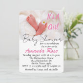 Het is een meisje Baby Feet met Daisy Feestdagenkaart (Staand voorkant)