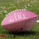 Het is een meisje-baby-meisje-Baby shower American Football<br><div class="desc">Roze het is een Girl Baby Girl Baby shower Gender onthulling Football. Het is een meisjesmanuscript in witte kleuren op roze. Geweldige partijlevering voor een baby shower,  een nieuwe babyfeestje,  een baby-sekse onthullen feest of een andere gelegenheid.</div>