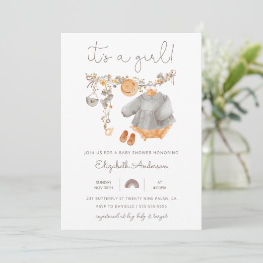 Het is een meisje babykleding douche uitnodiging (Staand voorkant)