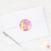 Het is een meisje, babymeisje op roze maan ronde sticker (Envelop)