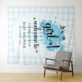 Het is een meisje! Blue Gingham Baby shower Achter Wandkleed (In Situ (horizontaal))