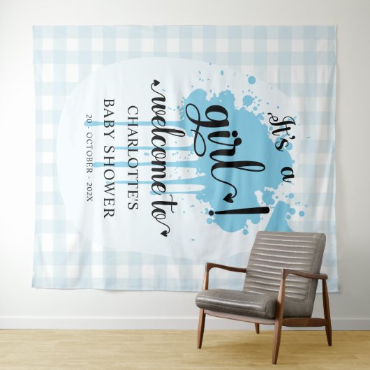 Het is een meisje! Blue Gingham Baby shower Achter Wandkleed (In Situ (horizontaal))