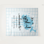 Het is een meisje! Blue Gingham Baby shower Achter Wandkleed (Voorkant (horizontaal))