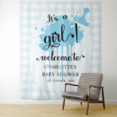 Het is een meisje! Blue Gingham Baby shower Achter Wandkleed (In situ)