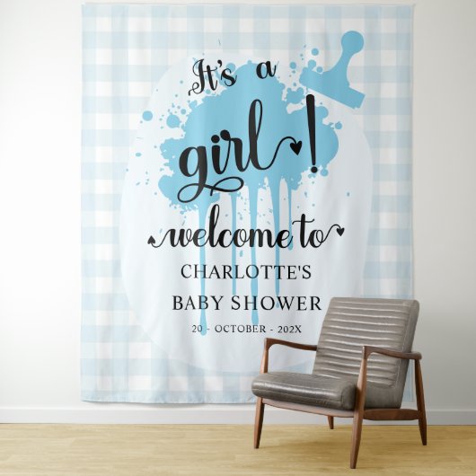 Het is een meisje! Blue Gingham Baby shower Achter Wandkleed (In situ)