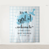 Het is een meisje! Blue Gingham Baby shower Achter Wandkleed (Voorkant)