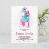 Het is een meisje Cute Dinosaur Baby Shower Uitnod Kaart (Staand voorkant)
