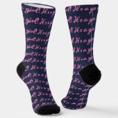 Het is een meisje! Medium roze script baby geslach Sokken (Gebogen)