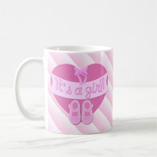 Het is een meisje met roze hartschoenen voor baby- koffiemok