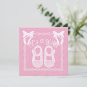 Het is een meisje met roze schoenen voor baby-meis kaart (Staand voorkant)