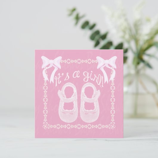 Het is een meisje met roze schoenen voor baby-meis kaart (Staand voorkant)